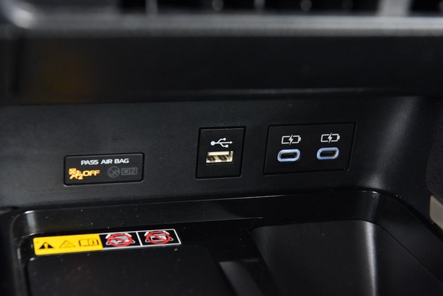 Toyota Camry Vehicle Full-screen Gallery Image 16