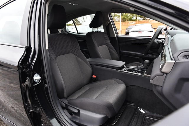 Toyota Camry Vehicle Full-screen Gallery Image 21