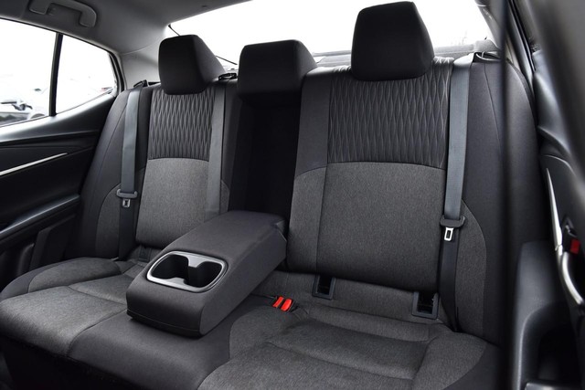 Toyota Camry Vehicle Full-screen Gallery Image 22