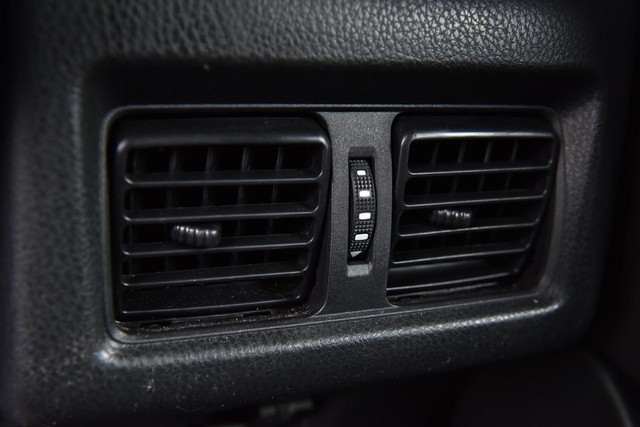 Toyota Camry Vehicle Full-screen Gallery Image 23