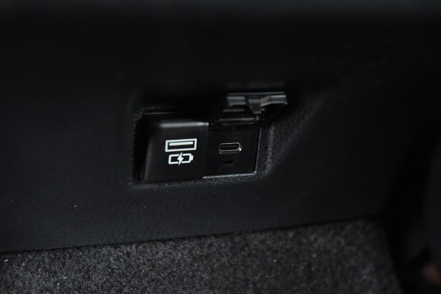 Toyota Camry Vehicle Full-screen Gallery Image 24