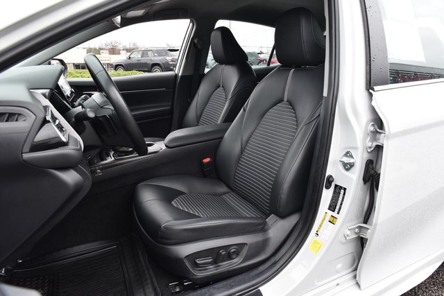 Toyota Camry Vehicle Image 18