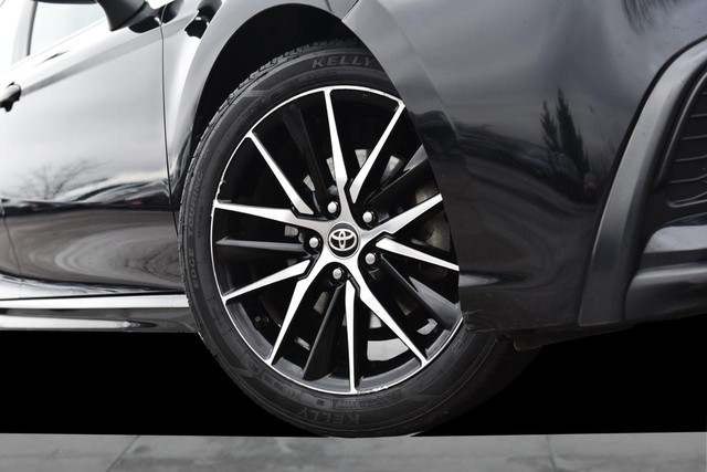 Toyota Camry Vehicle Full-screen Gallery Image 3