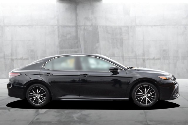 Toyota Camry Vehicle Full-screen Gallery Image 5