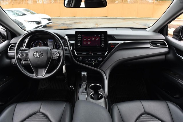 Toyota Camry Vehicle Full-screen Gallery Image 8