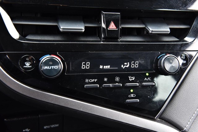 Toyota Camry Vehicle Full-screen Gallery Image 14