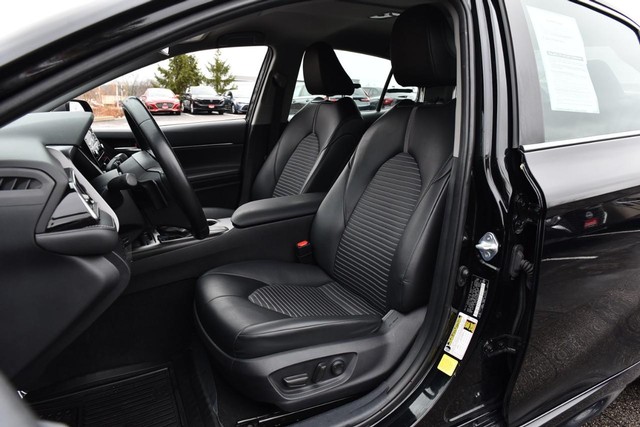 Toyota Camry Vehicle Full-screen Gallery Image 18