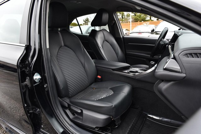 Toyota Camry Vehicle Full-screen Gallery Image 19