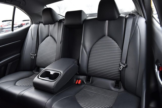 Toyota Camry Vehicle Full-screen Gallery Image 20