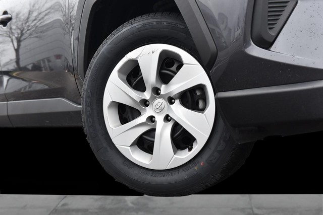 Toyota RAV4 Vehicle Full-screen Gallery Image 3