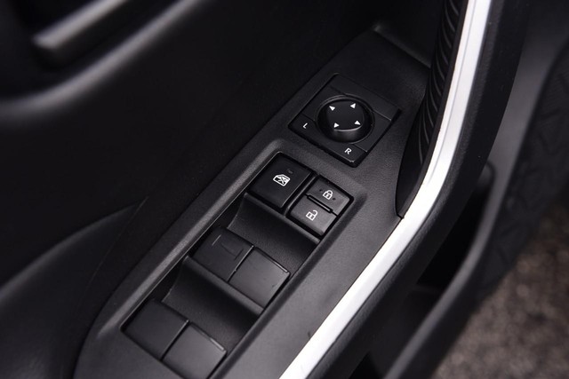 Toyota RAV4 Vehicle Full-screen Gallery Image 9