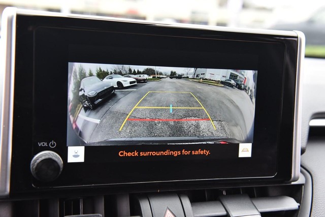 Toyota RAV4 Vehicle Full-screen Gallery Image 12