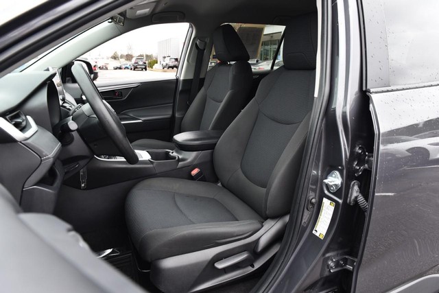 Toyota RAV4 Vehicle Full-screen Gallery Image 17