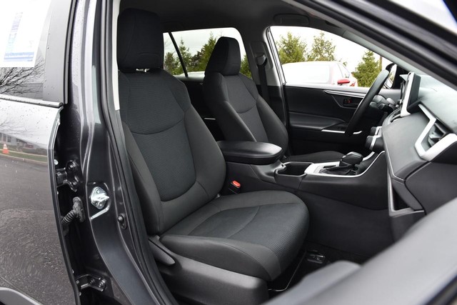 Toyota RAV4 Vehicle Full-screen Gallery Image 18