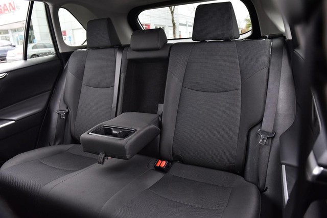 Toyota RAV4 Vehicle Full-screen Gallery Image 19