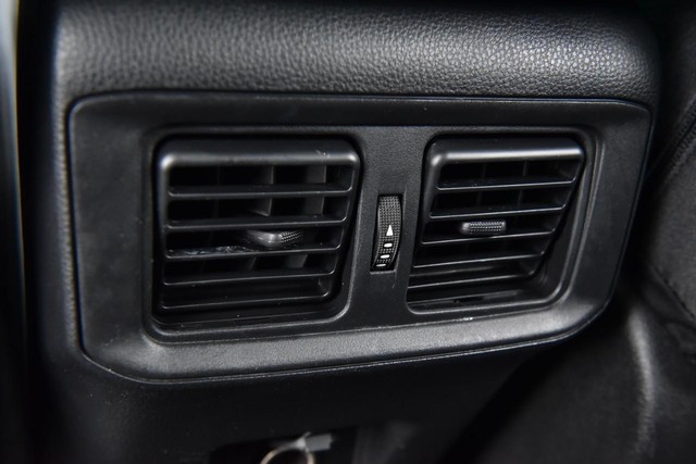 Toyota RAV4 Vehicle Full-screen Gallery Image 20