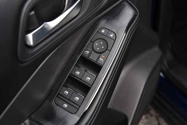 Nissan Rogue Vehicle Image 09