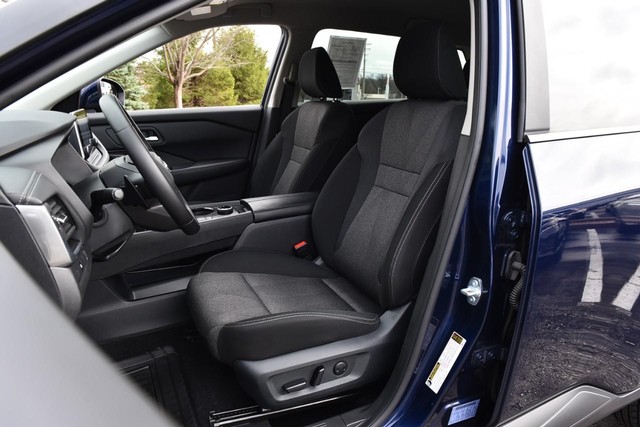 Nissan Rogue Vehicle Image 19