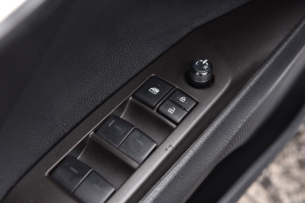 Toyota Camry Vehicle Image 09