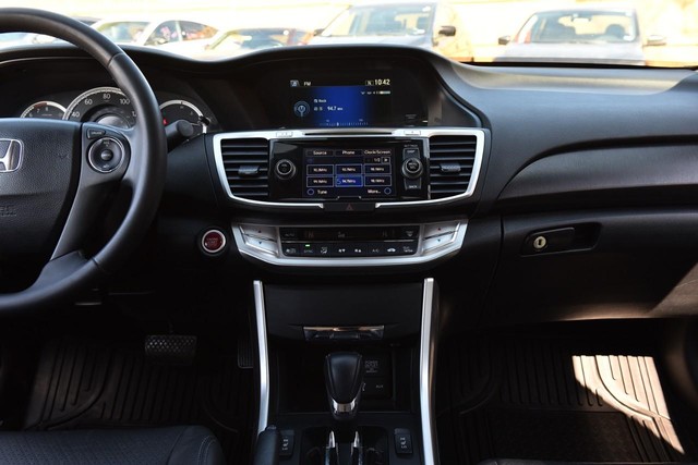 Honda Accord Sedan Vehicle Full-screen Gallery Image 08