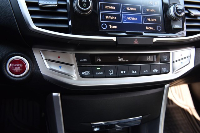 Honda Accord Sedan Vehicle Full-screen Gallery Image 18