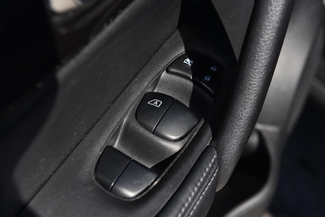 Nissan Rogue Vehicle Image 09