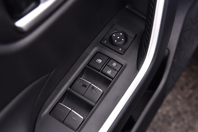 Toyota RAV4 Vehicle Image 09