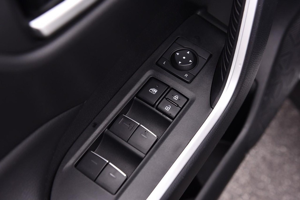 Toyota RAV4 Vehicle Image 09