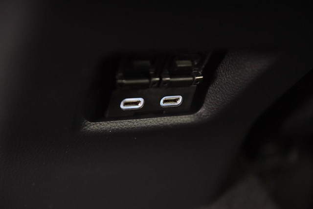 Toyota RAV4 Vehicle Image 23