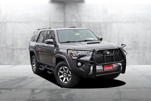 Toyota 4Runner Vehicle Full-screen Gallery Image 2