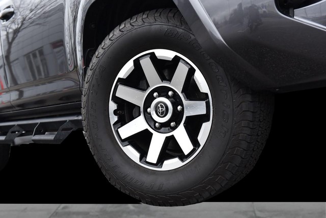 Toyota 4Runner Vehicle Full-screen Gallery Image 3