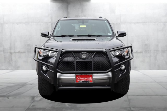 Toyota 4Runner Vehicle Full-screen Gallery Image 4