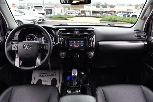 Toyota 4Runner Vehicle Full-screen Gallery Image 8