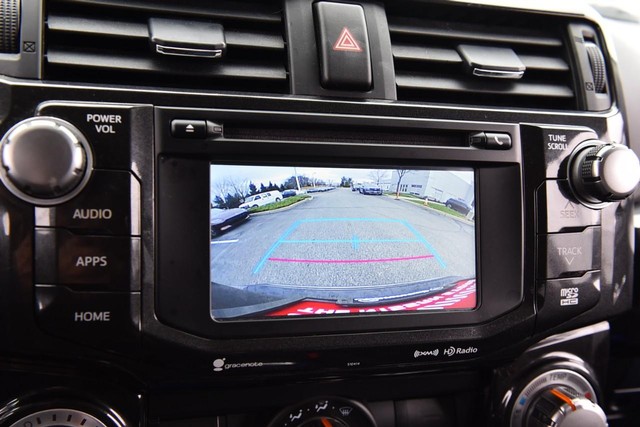 Toyota 4Runner Vehicle Full-screen Gallery Image 12