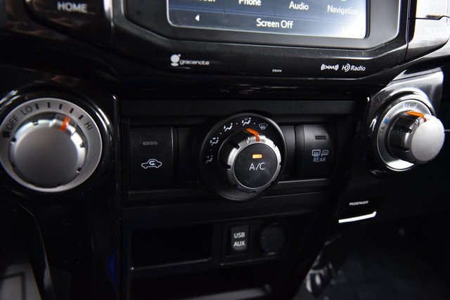 Toyota 4Runner Vehicle Full-screen Gallery Image 14