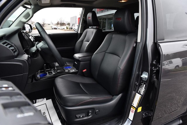 Toyota 4Runner Vehicle Full-screen Gallery Image 18