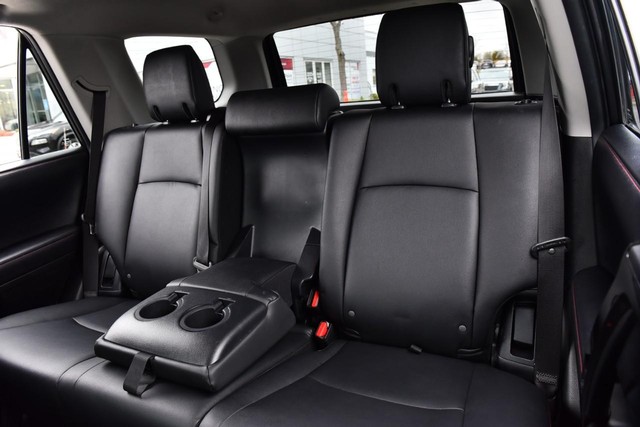 Toyota 4Runner Vehicle Full-screen Gallery Image 21