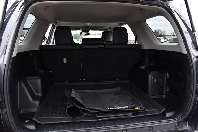Toyota 4Runner Vehicle Full-screen Gallery Image 23