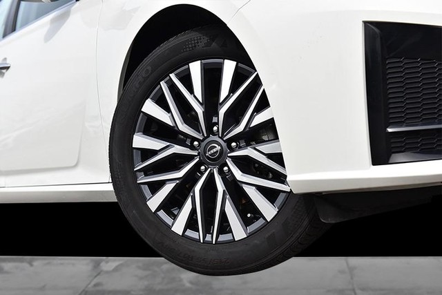 Nissan Altima Vehicle Full-screen Gallery Image 3