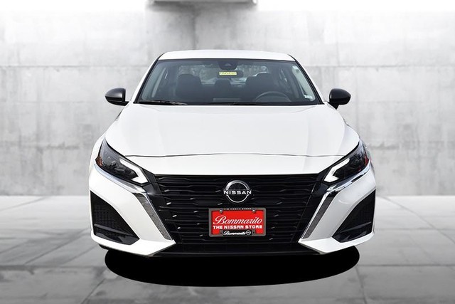 Nissan Altima Vehicle Full-screen Gallery Image 4