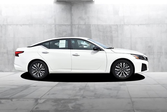 Nissan Altima Vehicle Full-screen Gallery Image 5