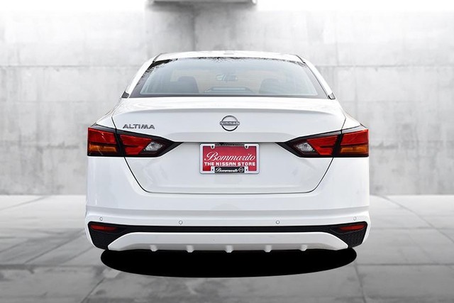 Nissan Altima Vehicle Full-screen Gallery Image 6