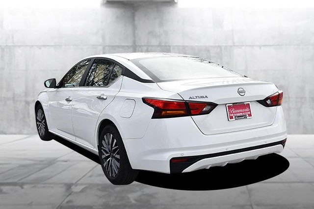 Nissan Altima Vehicle Full-screen Gallery Image 7