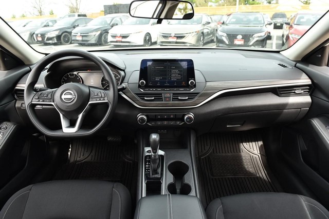 Nissan Altima Vehicle Full-screen Gallery Image 8