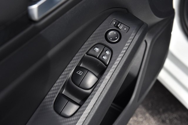 Nissan Altima Vehicle Full-screen Gallery Image 9