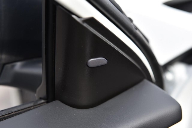 Nissan Altima Vehicle Full-screen Gallery Image 10