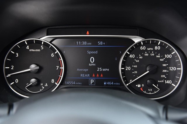 Nissan Altima Vehicle Full-screen Gallery Image 12