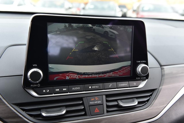 Nissan Altima Vehicle Full-screen Gallery Image 13