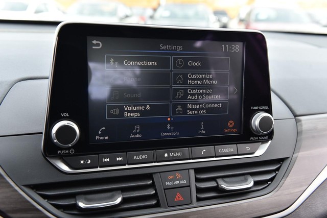 Nissan Altima Vehicle Full-screen Gallery Image 14