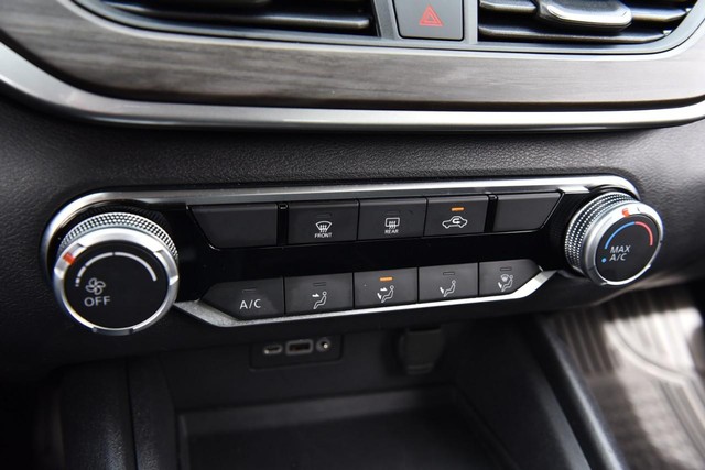 Nissan Altima Vehicle Full-screen Gallery Image 15